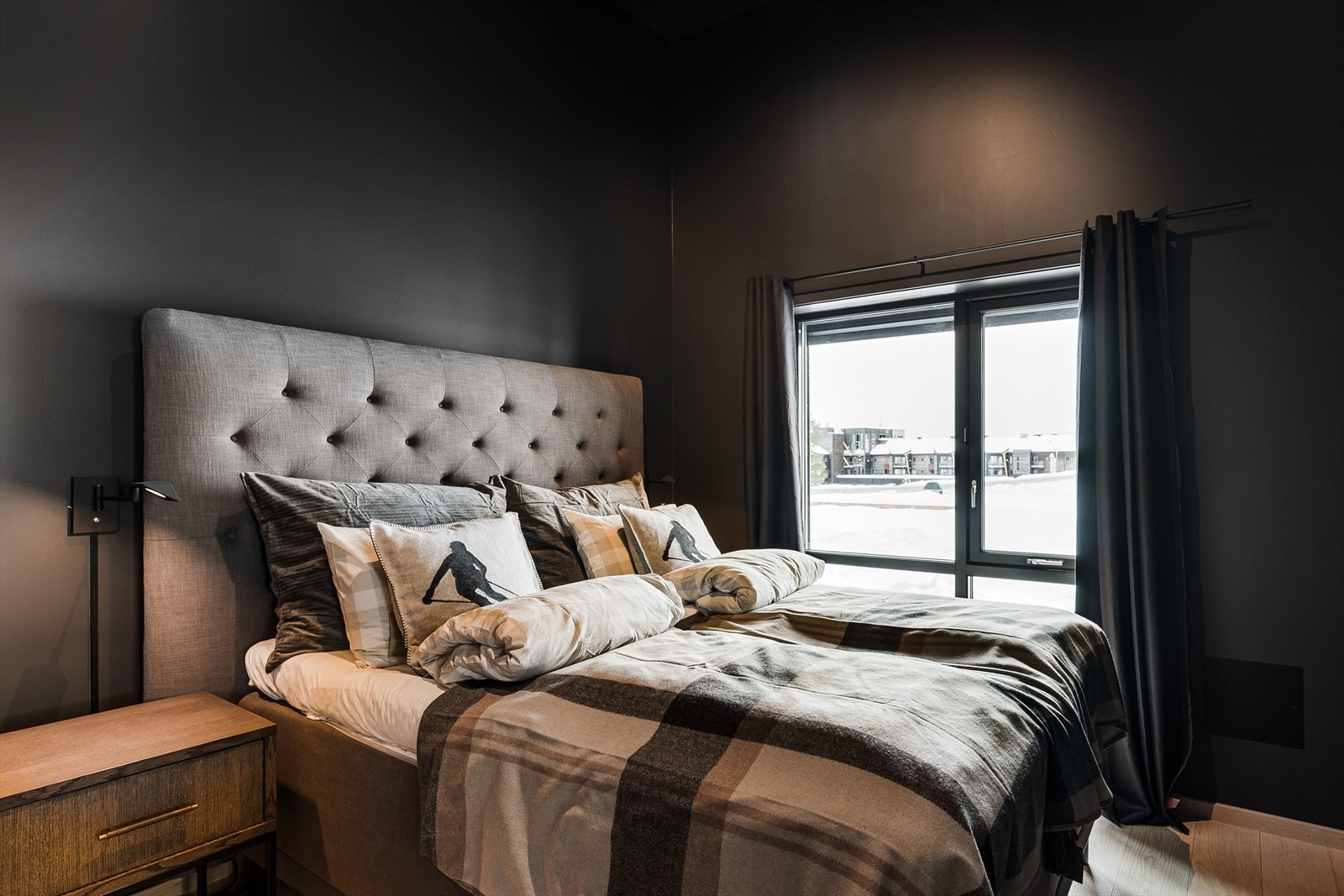 Leiligheten har et innbydende hovedsoverom med adkomst til eget baderom. Galleribilde