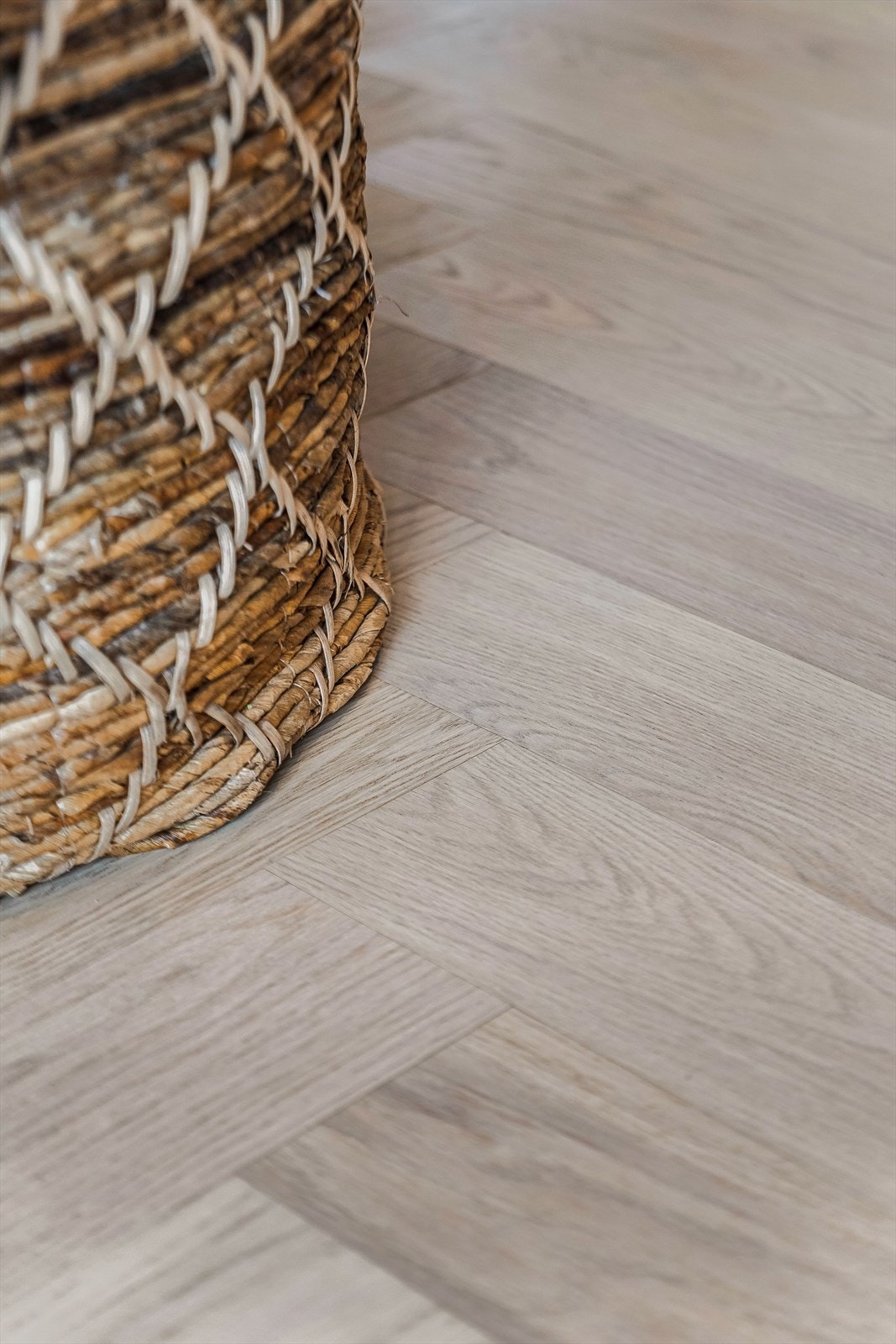 Gjennomgående høy standard med bla. lekker fiskebensparkett i stue/kjøkken og skifer i gangen. Vannbåren gulvvarme tilknyttet fjernvarme fra Trysil Fjernvarme - lave strømkostnader. Galleribilde