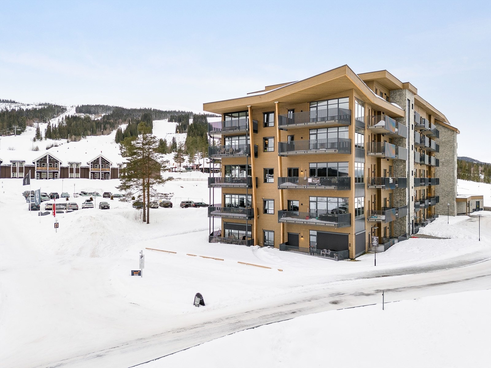 Solrik sydvestvendt hjørneleilighet med utsikt mot fjellet. Her befinner du deg i umiddelbar nærhet til Radisson Blu Hotel med basseng, spa og restauranter. Kort vei til velkomstsenteret, matbutikk og Peppes Pizza. Galleribilde
