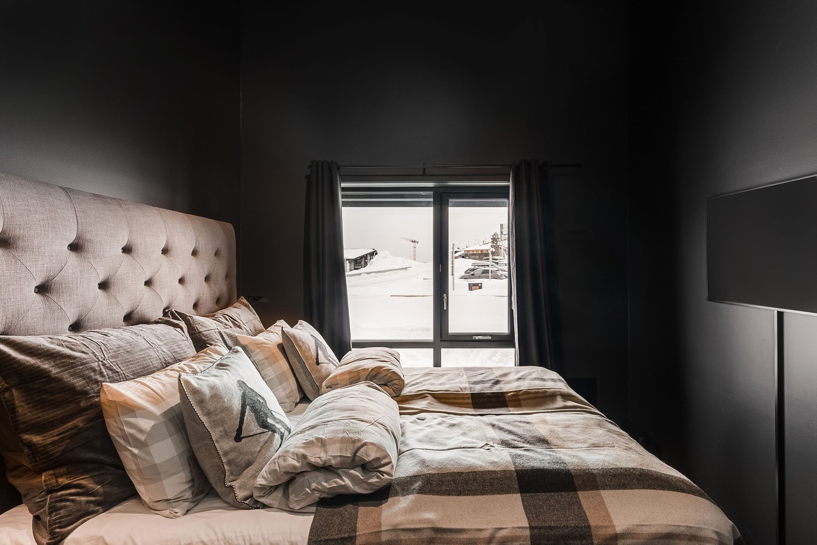 Soverommet er utstyrt med bla. kvalitetsseng og Frame-TV som medfølger i handelen. Galleribilde