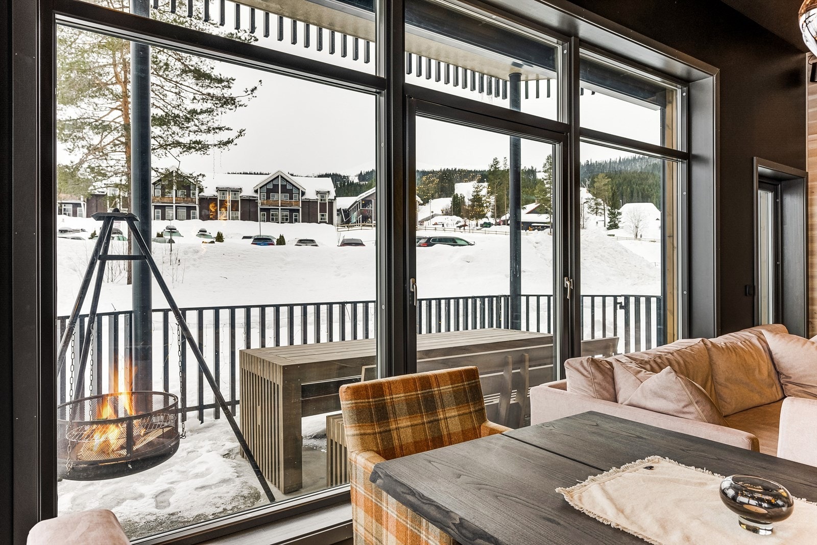 Store vindusflater med sorte karmer som gir et stilrent og moderne uttrykk. Galleribilde