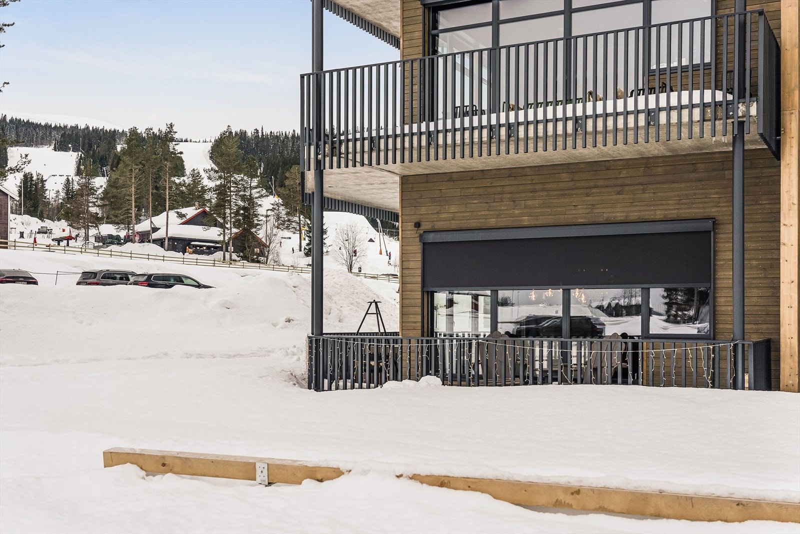 Utvendige screens på alle vinduer (solcellestyrt). Galleribilde