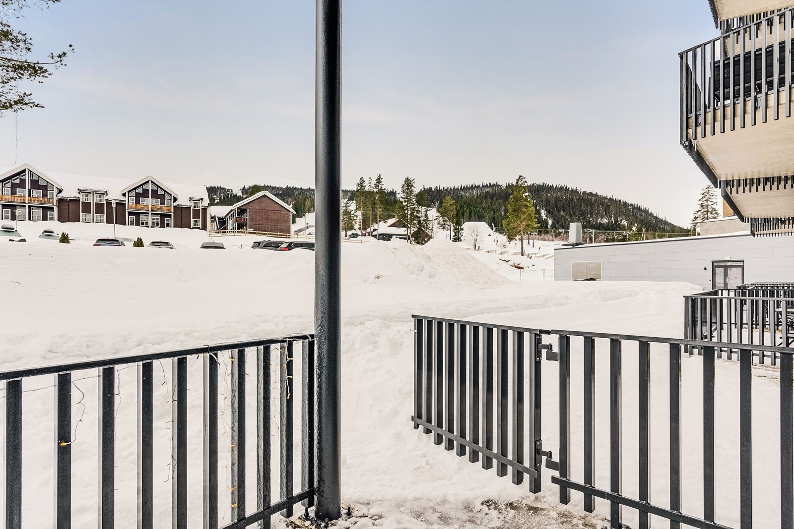 Fra terrassen er det port ut til fellesarealene og utsikt mot fjellet. Galleribilde