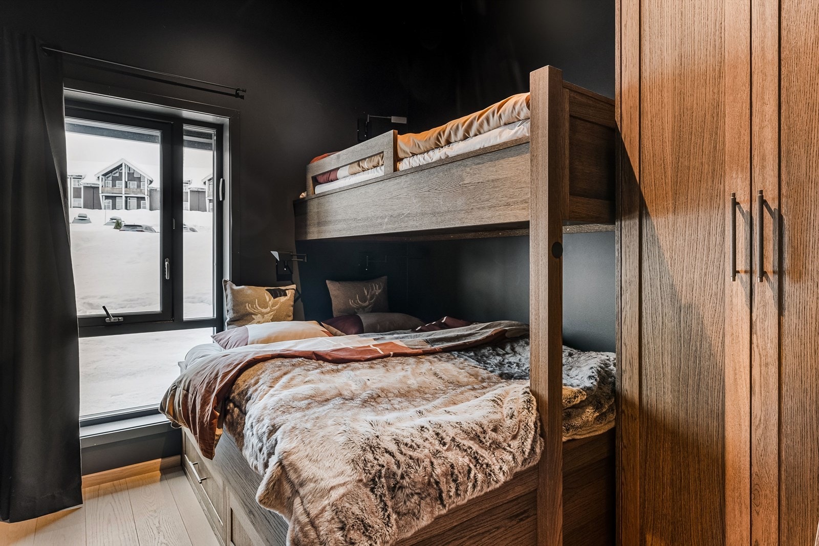 Soverom 3 er også utstyrt med familiekøye og garderobeskap fra Persgård. Galleribilde