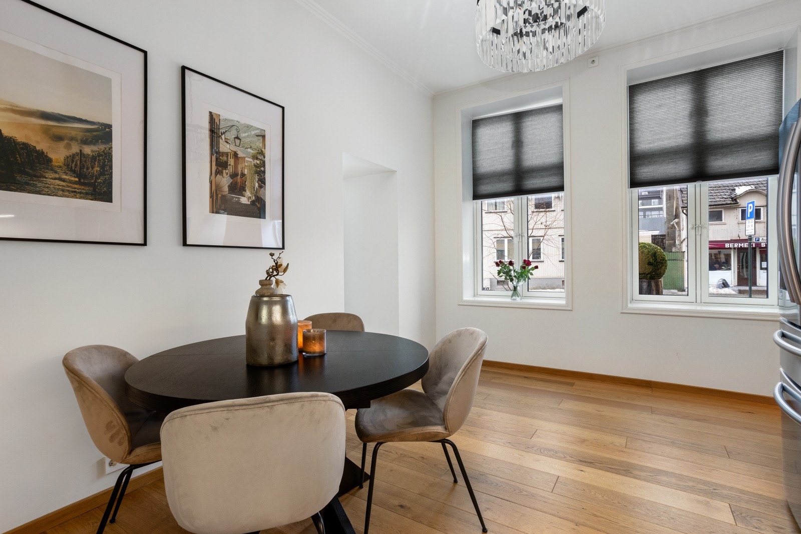 Spiseplass på kjøkkenet. Galleribilde