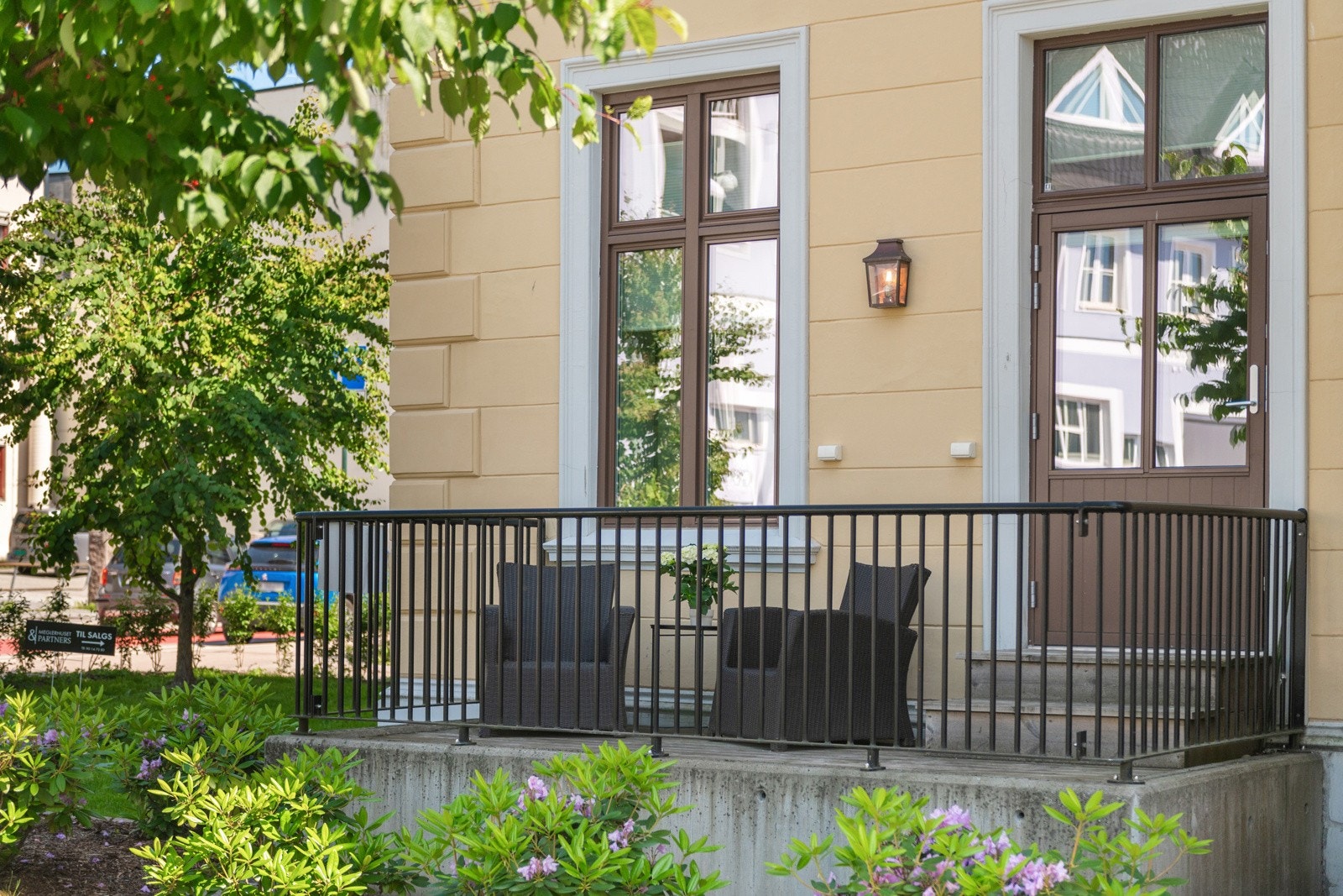 Hyggelig vestvendt terrasse omkranset av parkmessige uteområder. Galleribilde