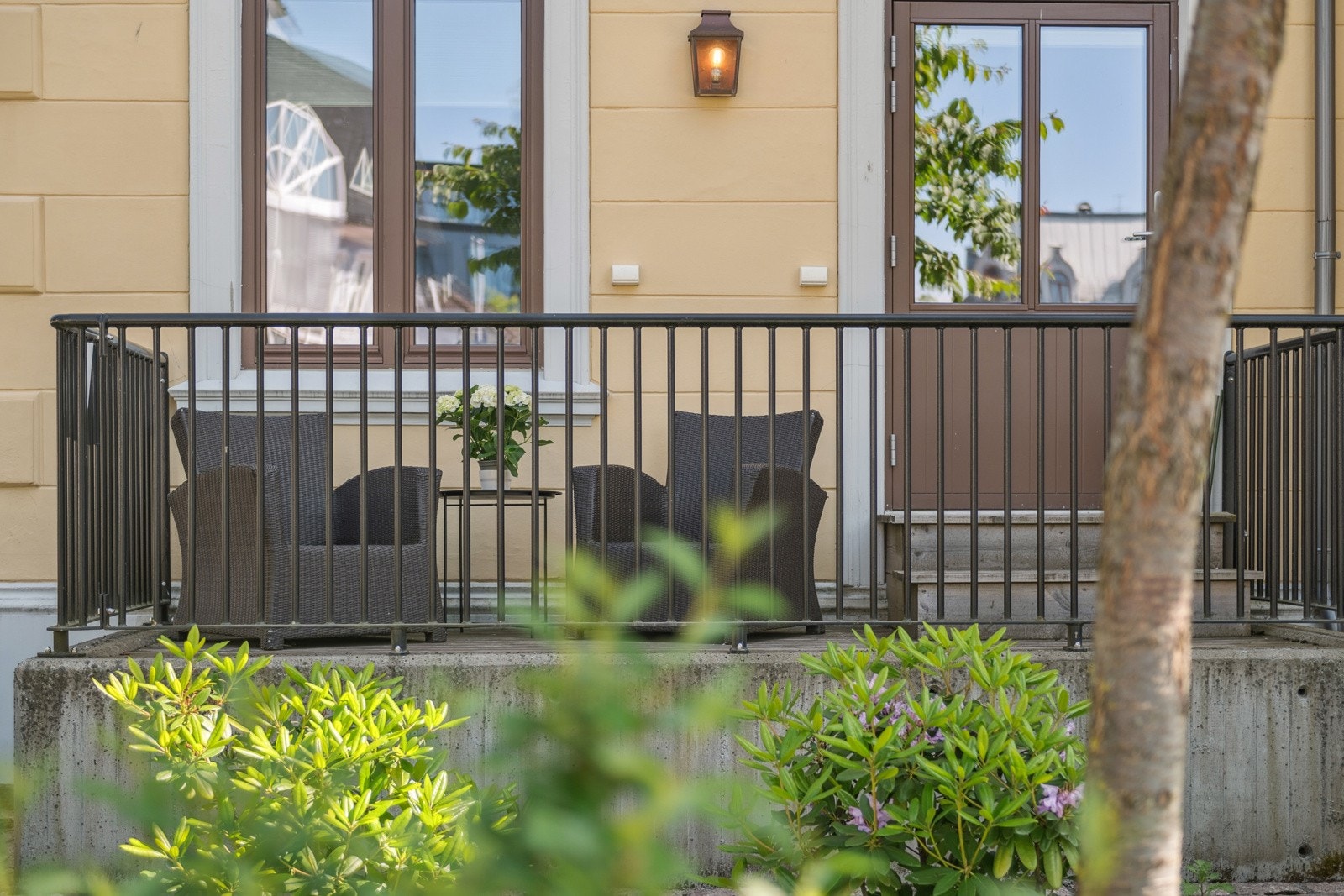 Terrassen har adkomst fra stuen og har utsikt mot selve Grev Wedels plass. Galleribilde