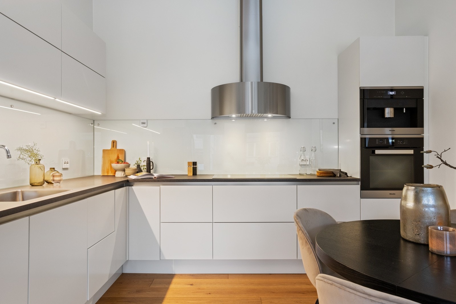 Lyst og innholdsrikt kjøkken med god skap- og benkeplass. Galleribilde