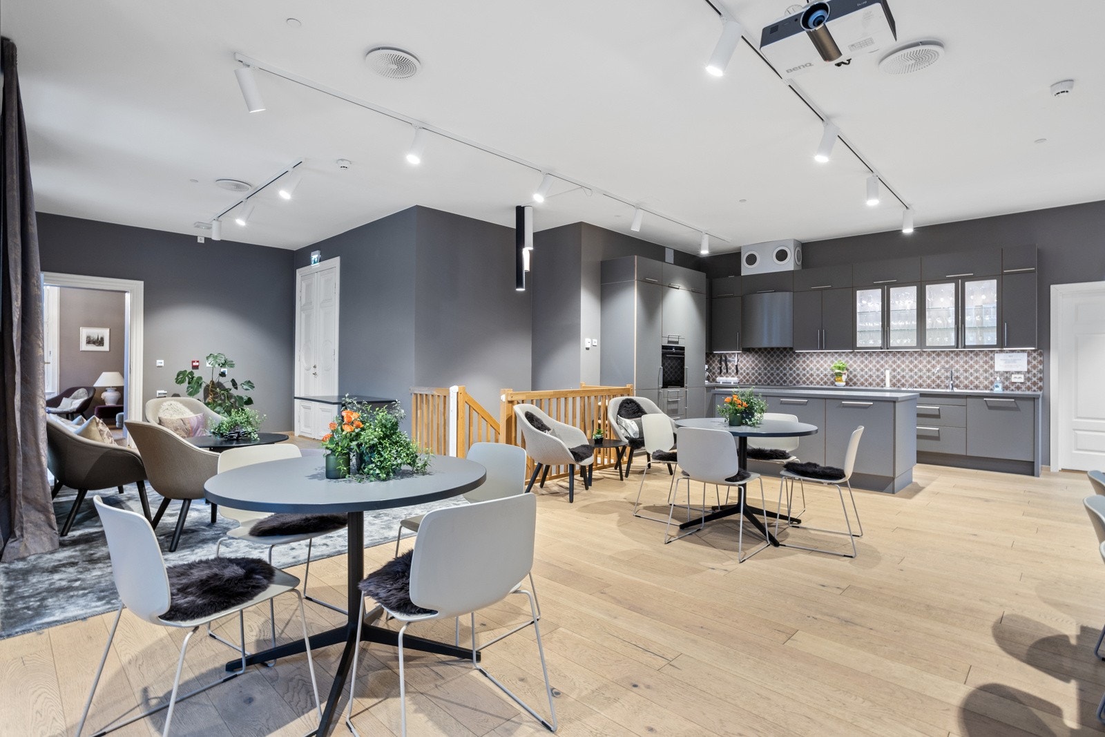 I den gule villaen har beboerne tilgang til selskapsrom med kjøkkenfasiliteter som kan bookes til privat bruk. Galleribilde