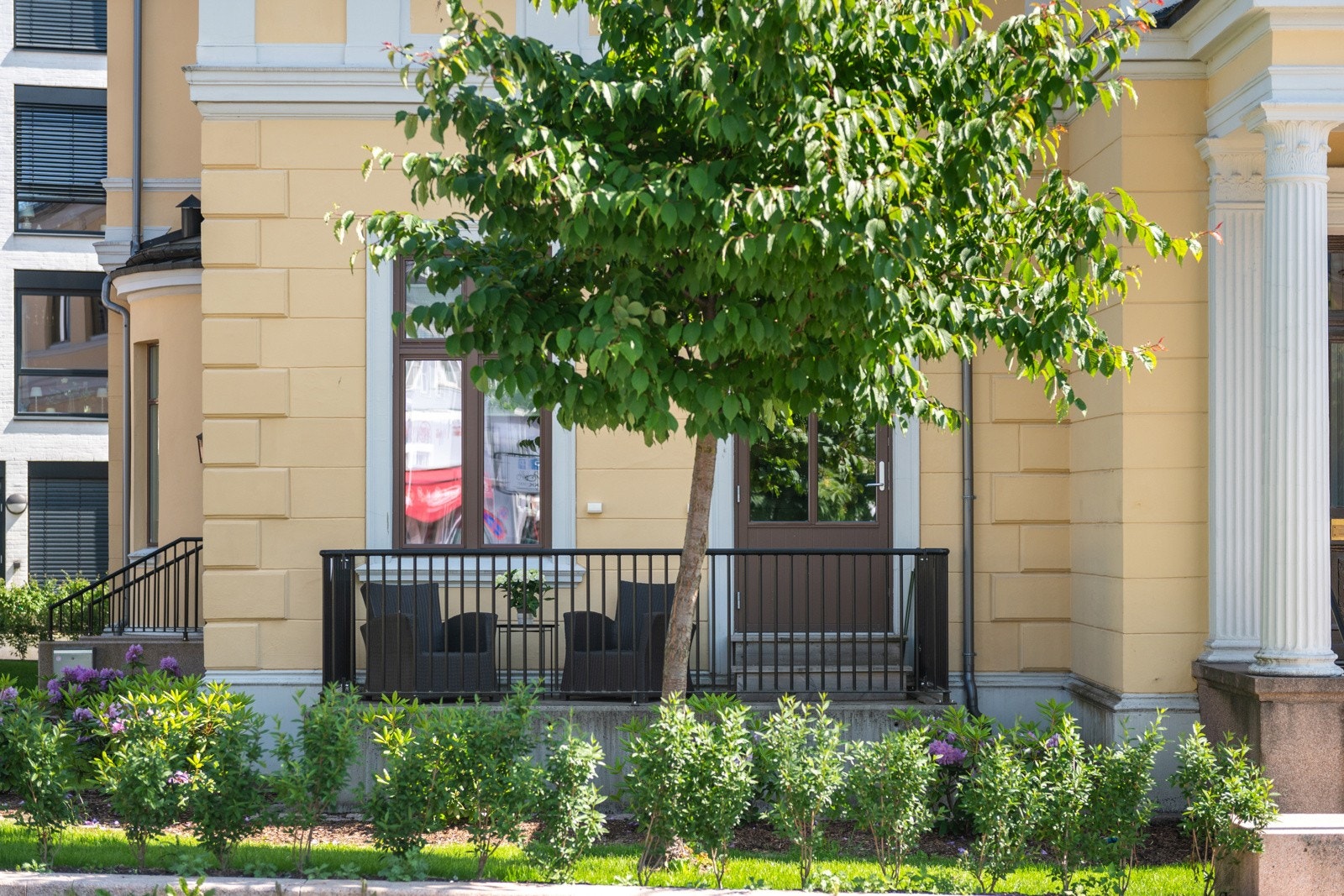 Hyggelig vestvendt terrasse omkranset av parkmessige uteområder. Galleribilde
