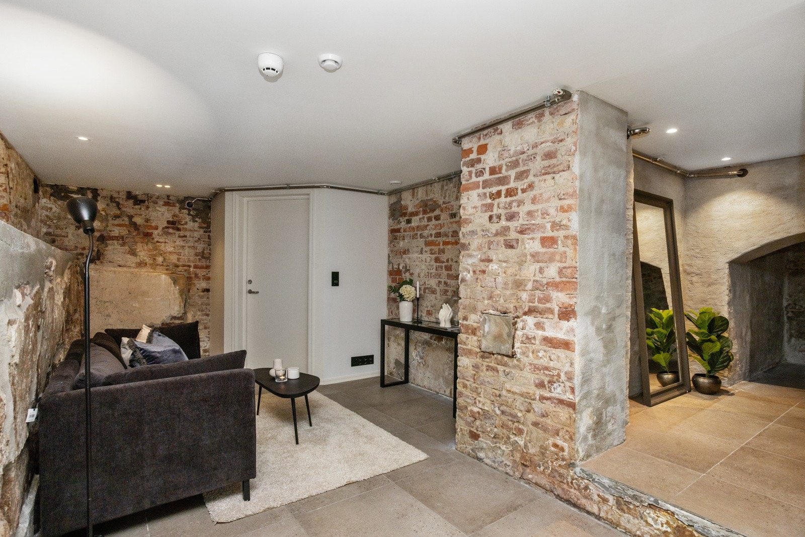 Disponibelt rom i underetasje som benyttes til TV-stue Galleribilde