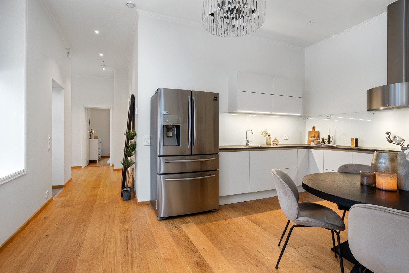 Lyst og innholdsrikt kjøkken med spiseplass. Galleribilde