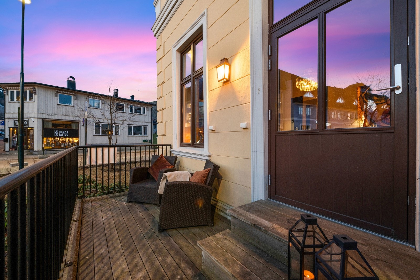 Kveldsstemning på terrasse. Galleribilde