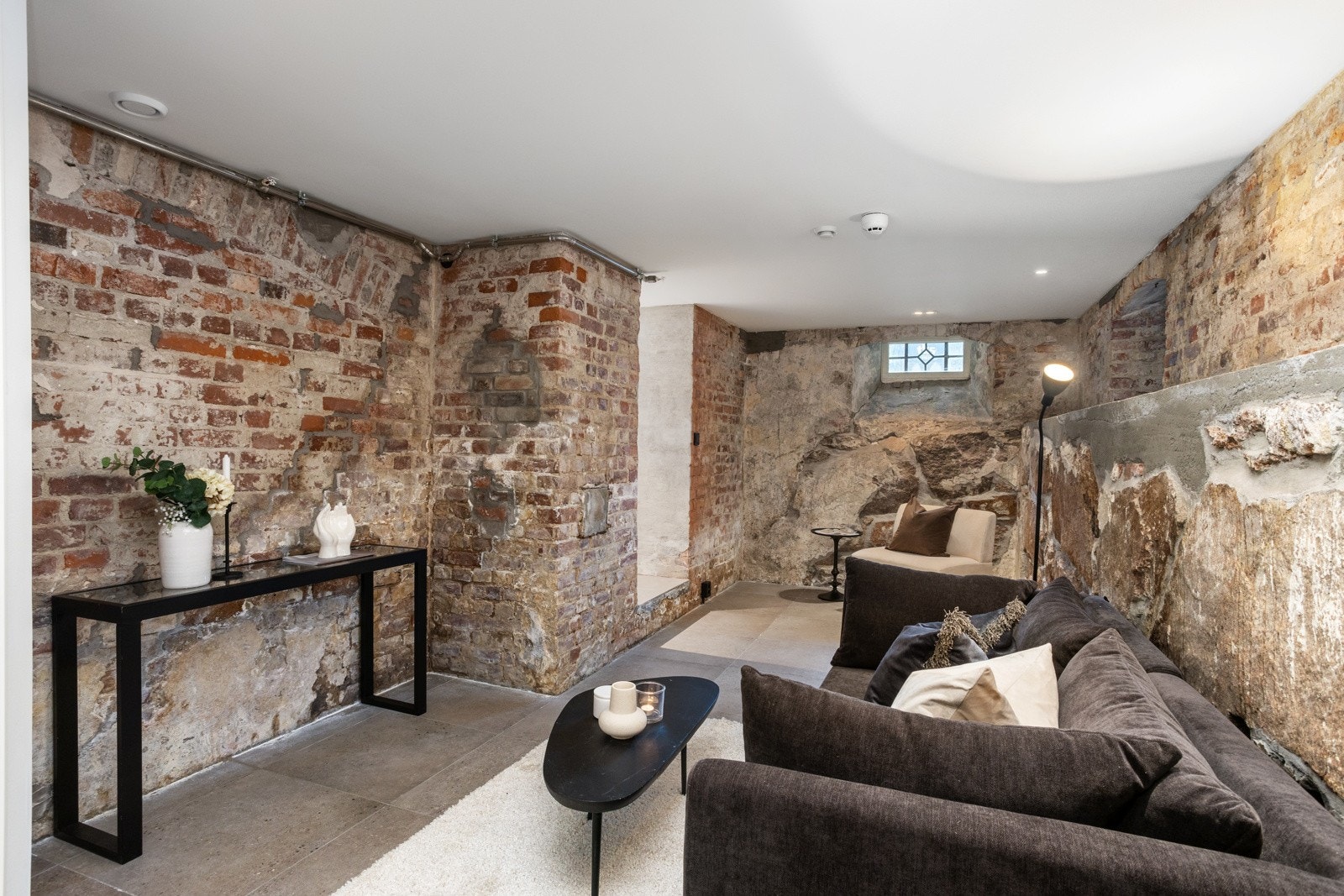 Disponibelt rom i underetasje som benyttes til TV-stue Galleribilde