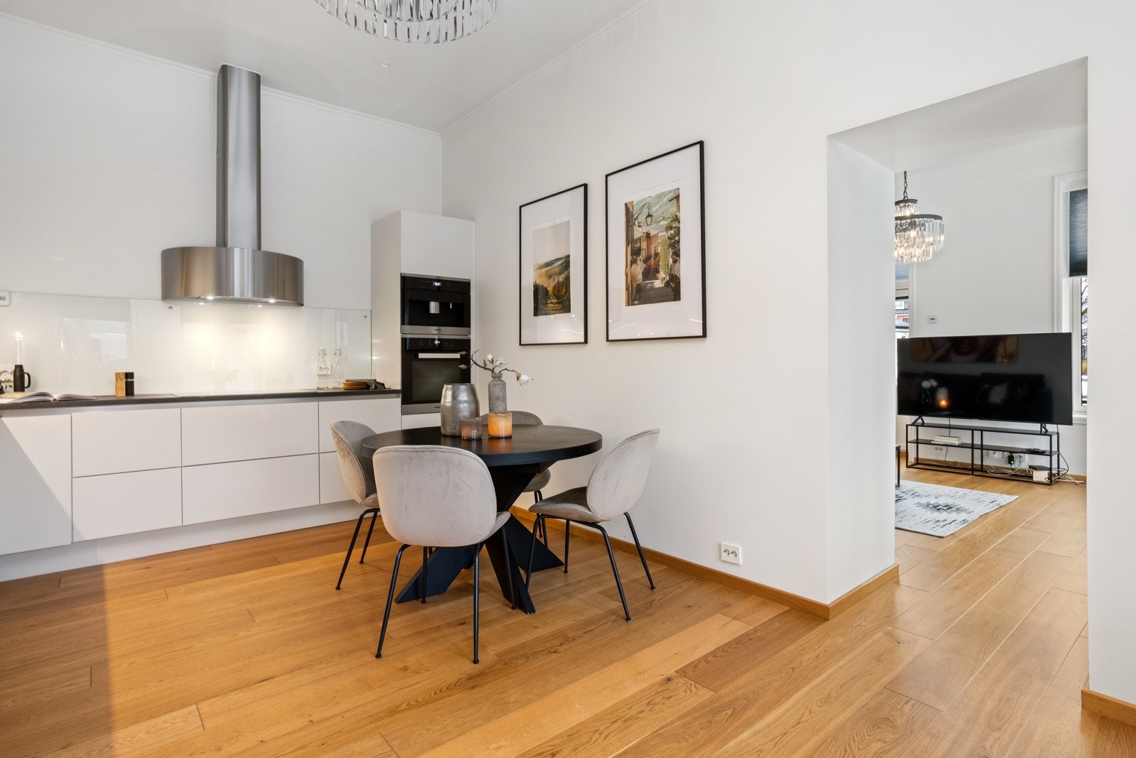 Lyst og innholdsrikt kjøkken med spiseplass. Galleribilde