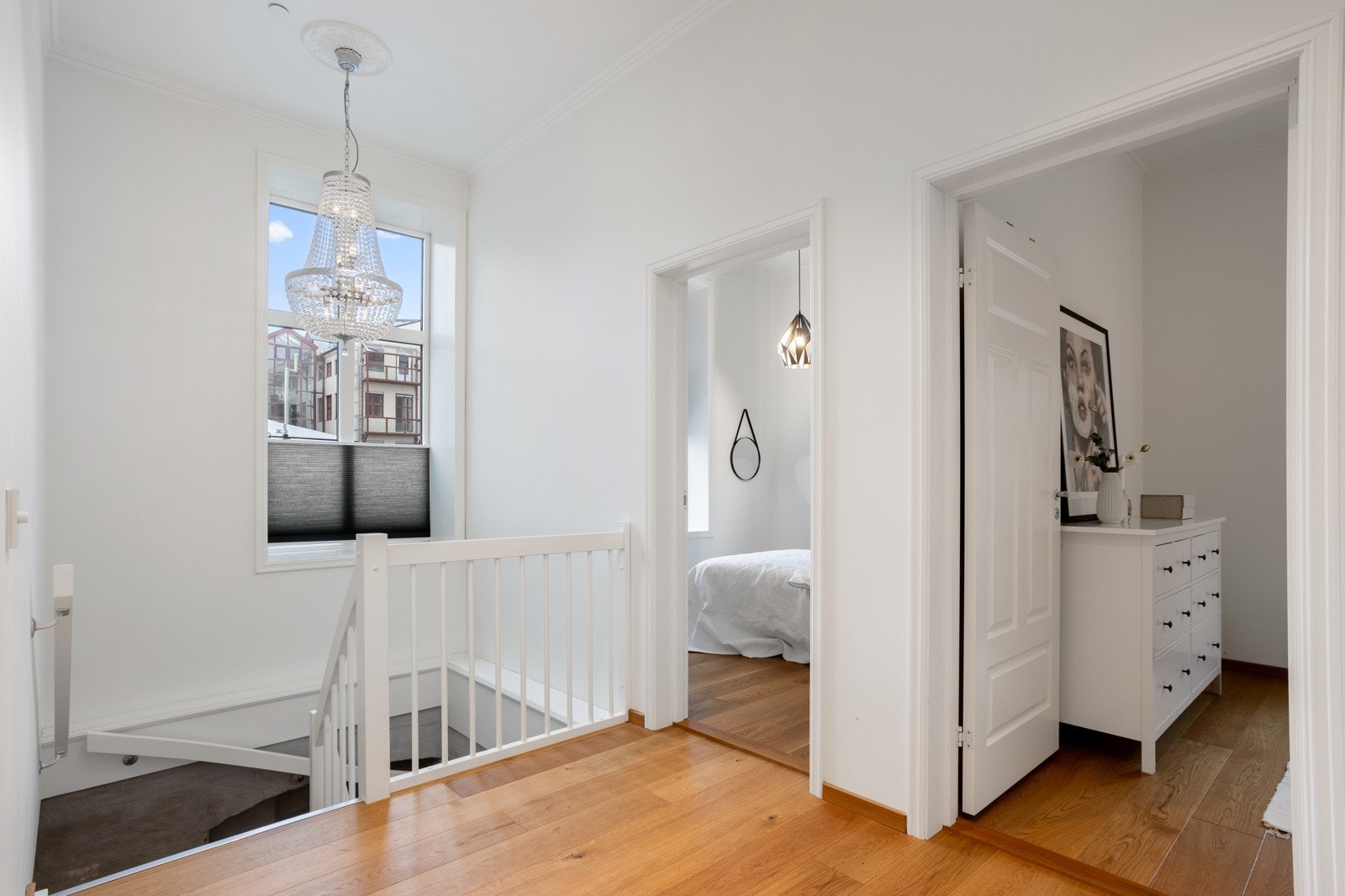 Gang med de to soverommene i bakkant og trapp ned til underetasje. Galleribilde