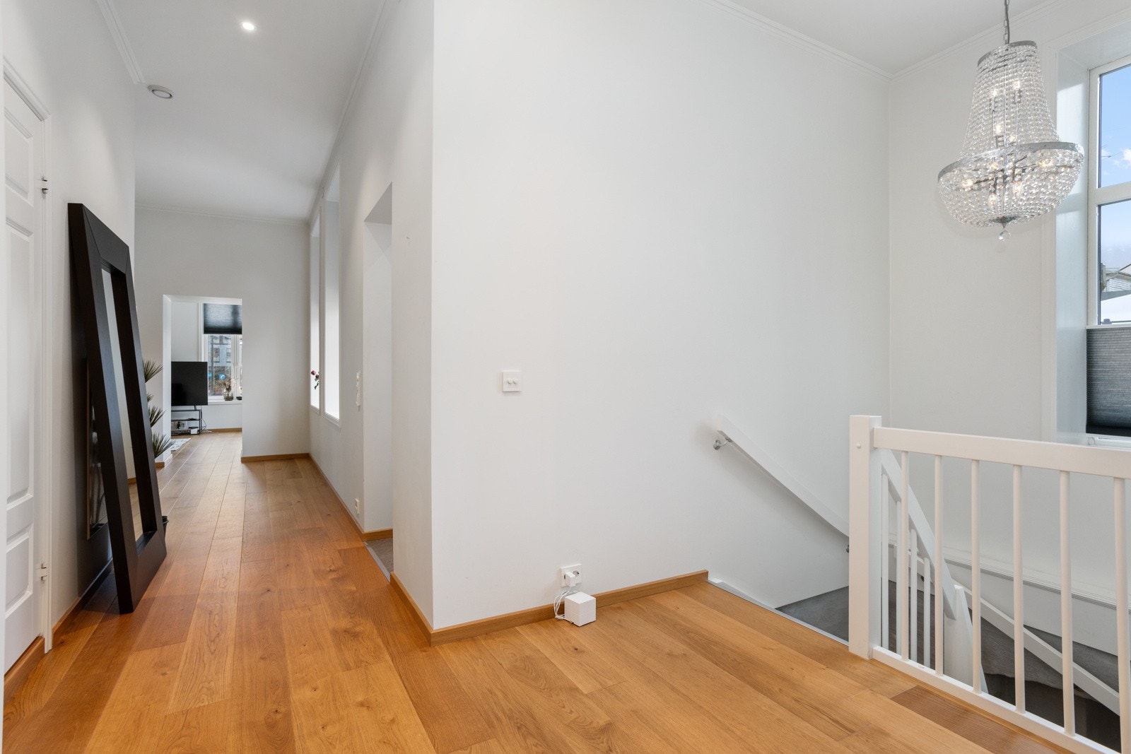 Gang/hall med trapp til underetasjen. Galleribilde