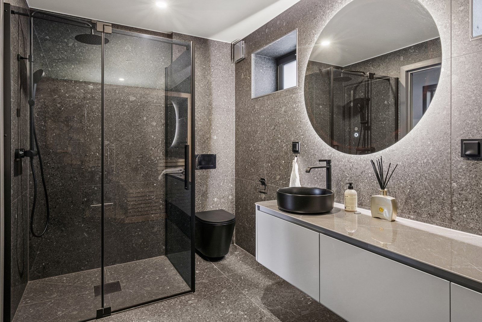 Nydelig utført baderom i underetasjen Galleribilde