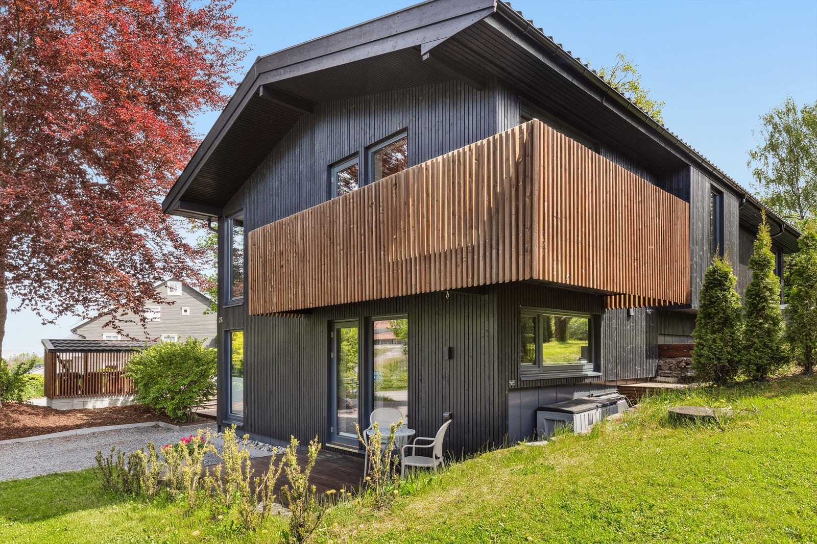 Lekkert oppusset enebolig med stor tomt og nydelig hage Galleribilde