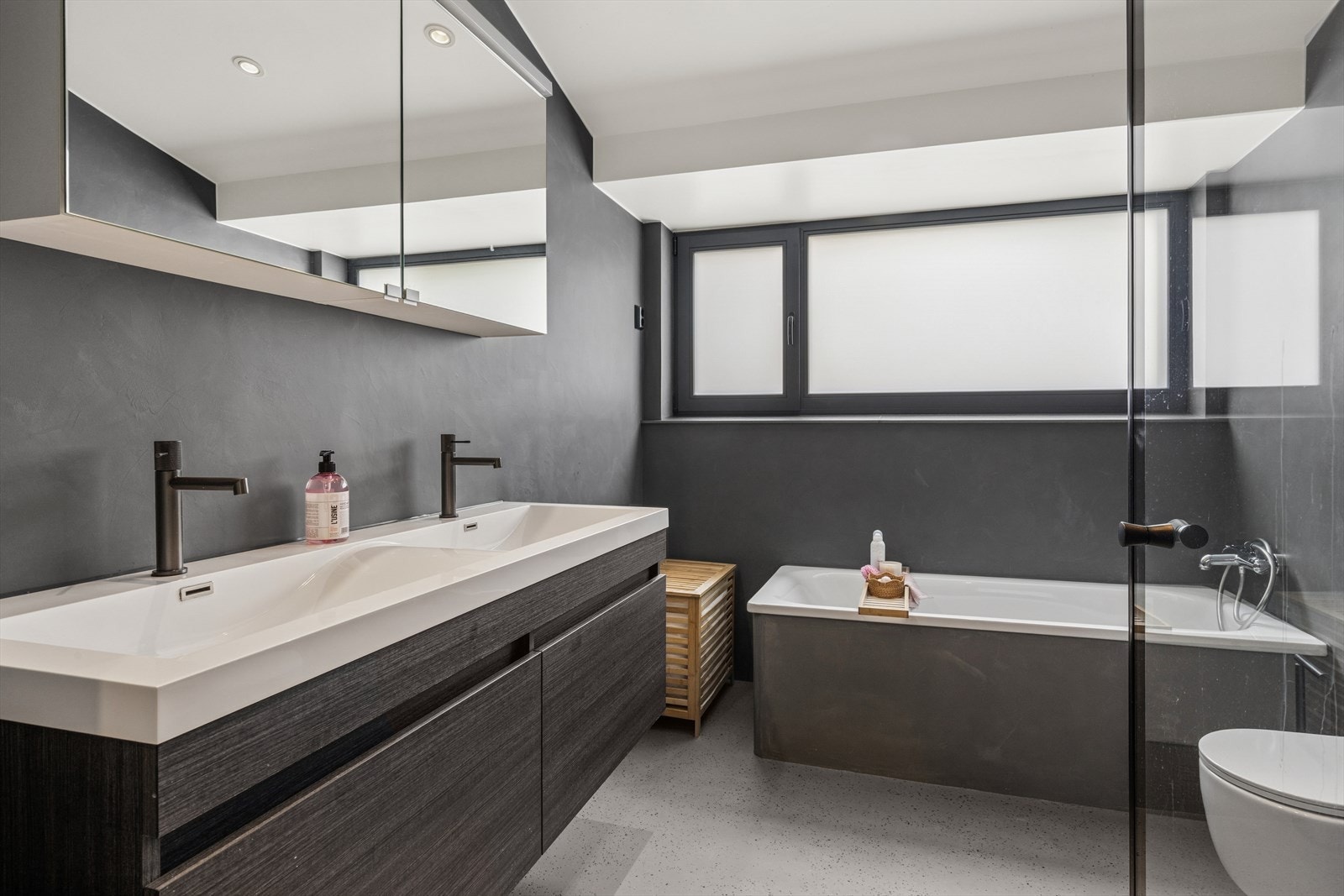 Stilrent bad med dusj og badekar Galleribilde