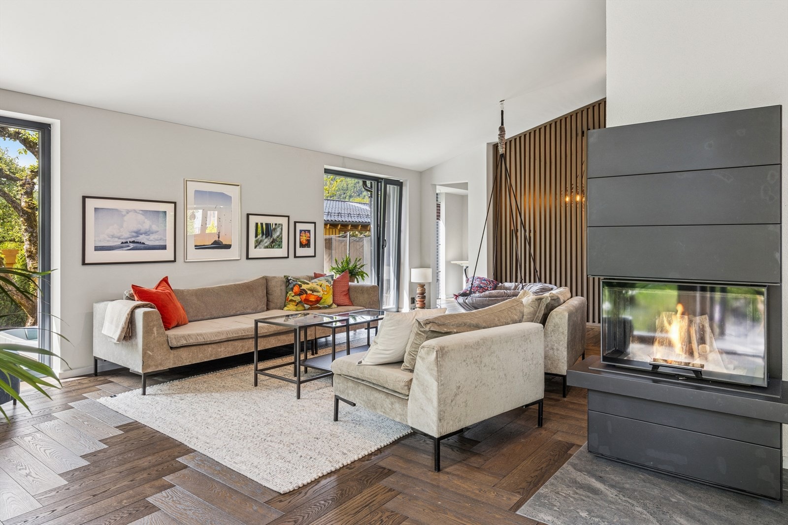 Hyggelig peis som kan nytes fra stue og spisestue Galleribilde