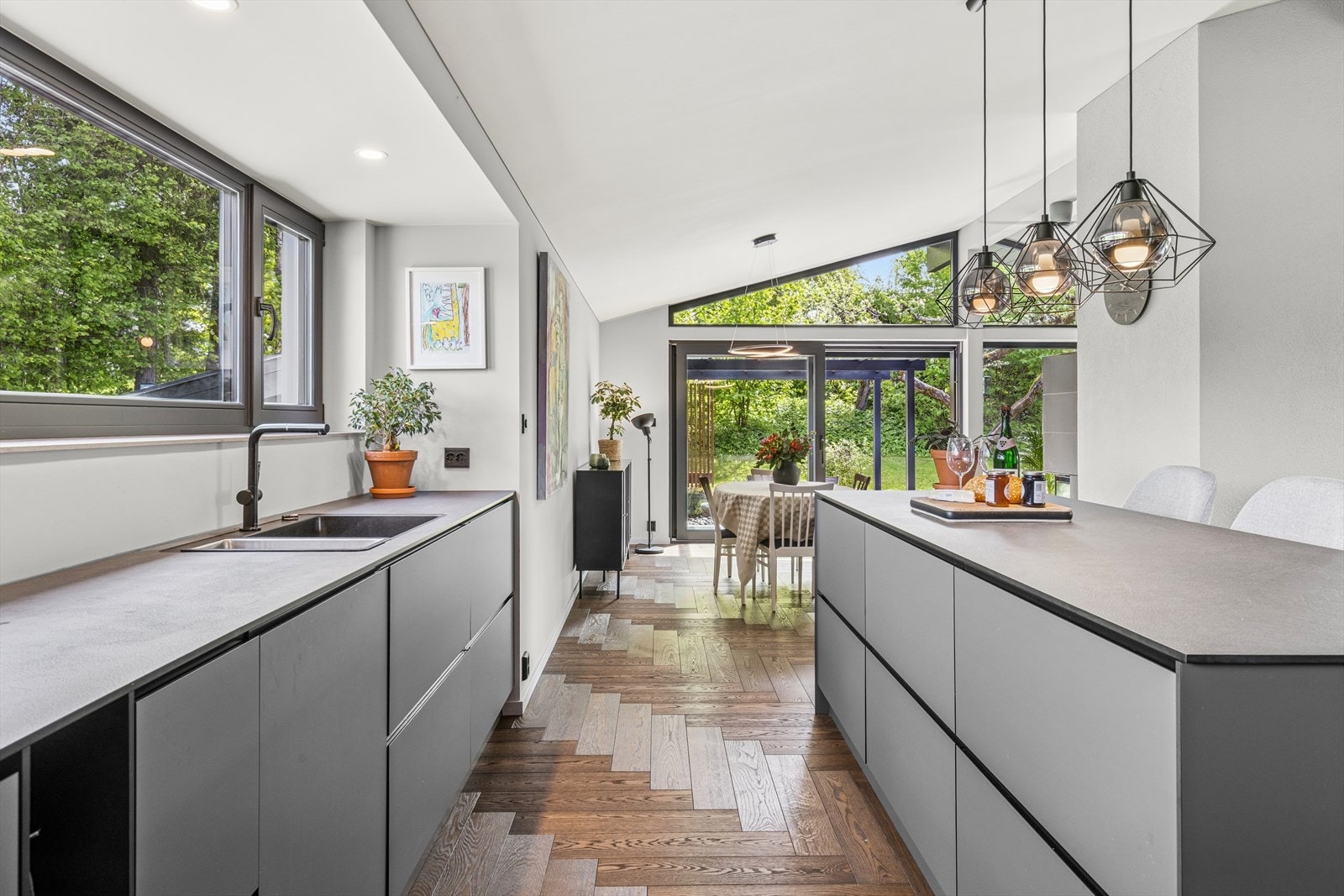 Fullt utstyrt kjøkken med masse benkeplass Galleribilde