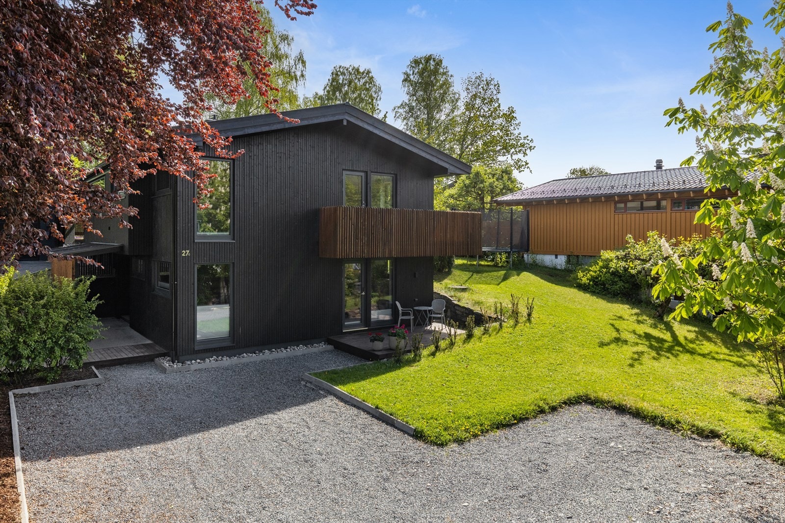 Rikelig med parkeringsplasser på eiendommen Galleribilde