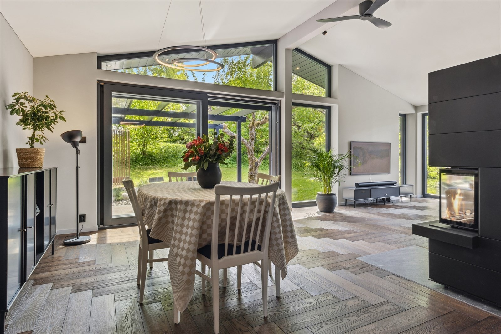 God plass til spisegruppe ved kjøkken Galleribilde