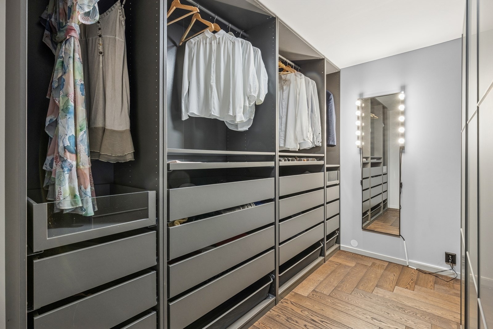 Walk-in-garderobe i hovedsoverom Galleribilde