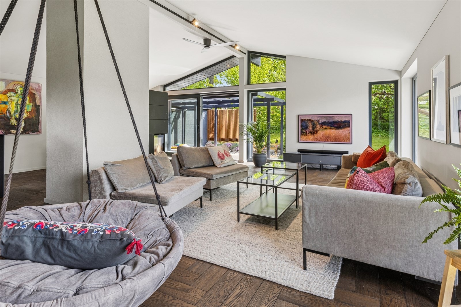 Godt lysinnfall fra de store vinduene Galleribilde