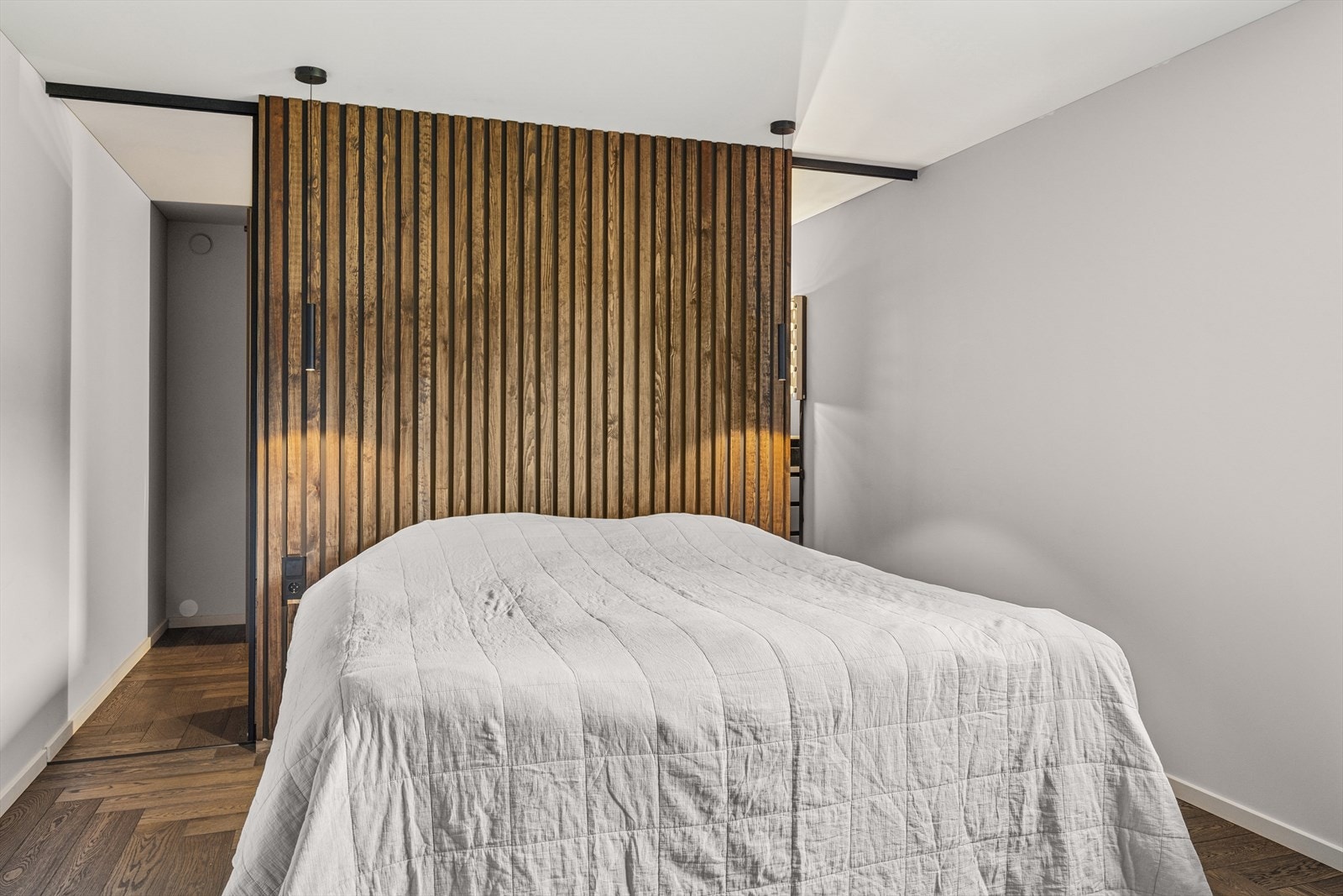 Soverommet har en romslig walk-in-garderobe bak sengegavlen Galleribilde