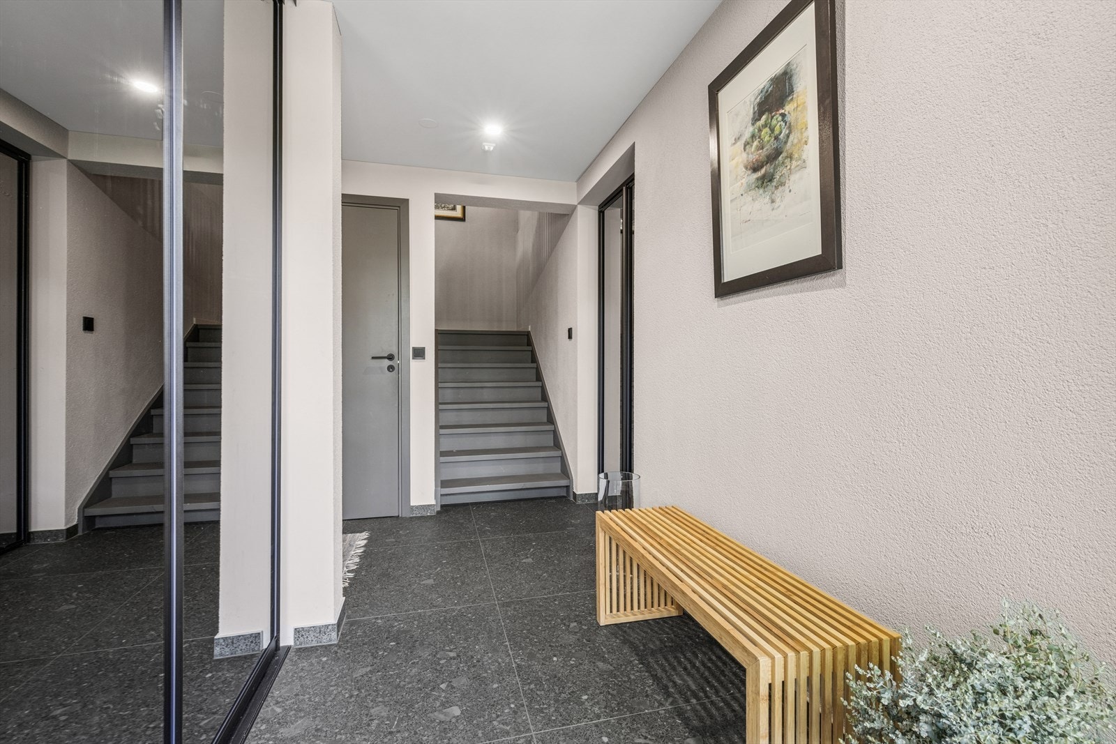 Flislagt entré med varme i gulv og godt med garderobeplass Galleribilde