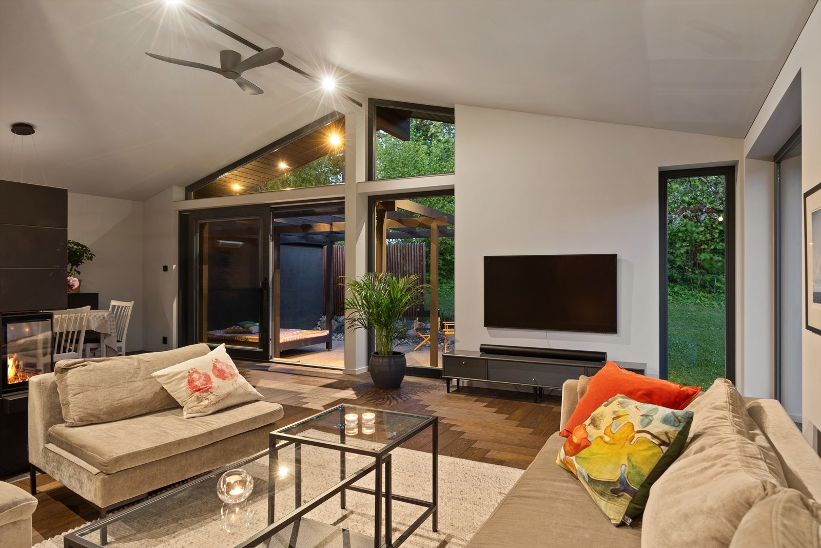 God takhøyde i stue og store vindusflater Galleribilde