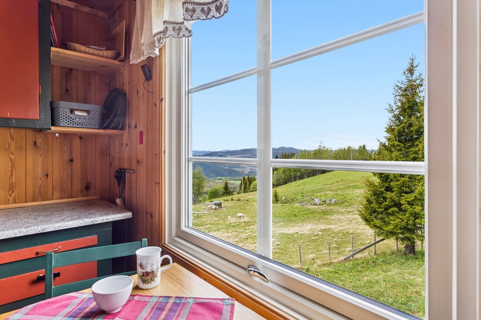 Her kan du sitte og nyte frokosten samtidig som du kan hvile øyene på denne utsikten. Galleribilde