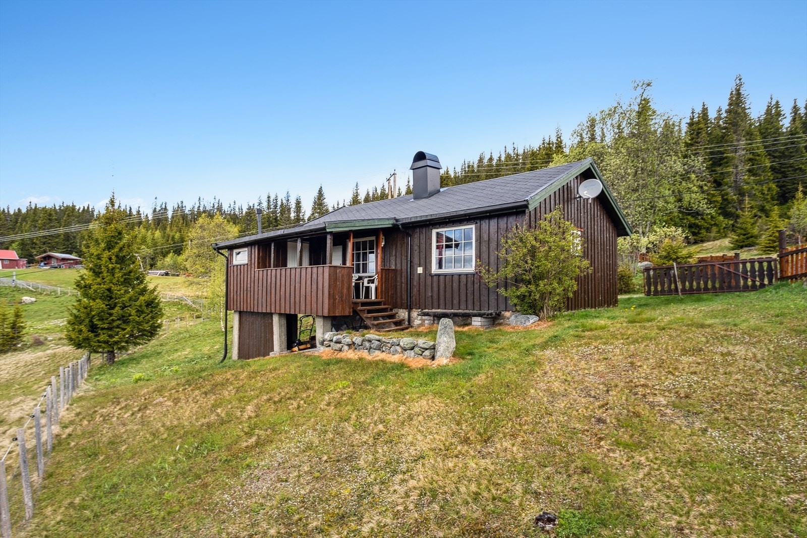 Hyggelig hytte beliggende i naturskjønne omgivelser med særdeles fin utsikt og god solgang. Galleribilde