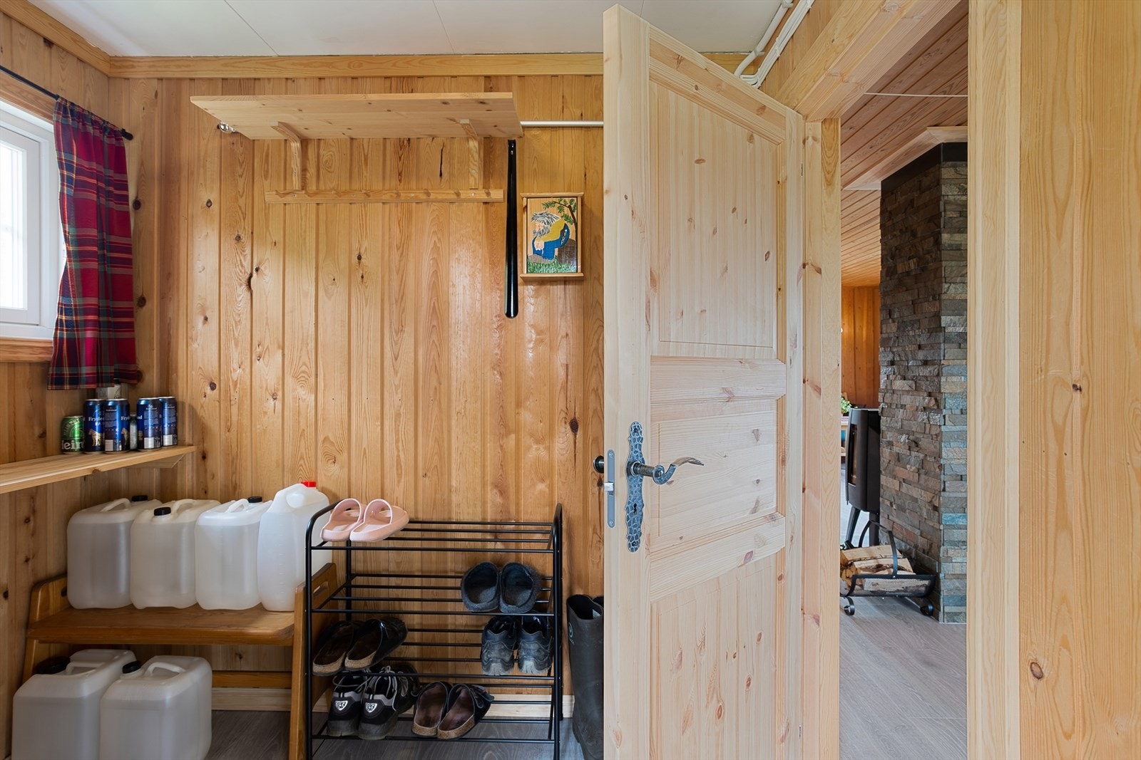 Via overbygget inngang kommer du inn i entréen med gulvvarme og god garderobeplass. Galleribilde