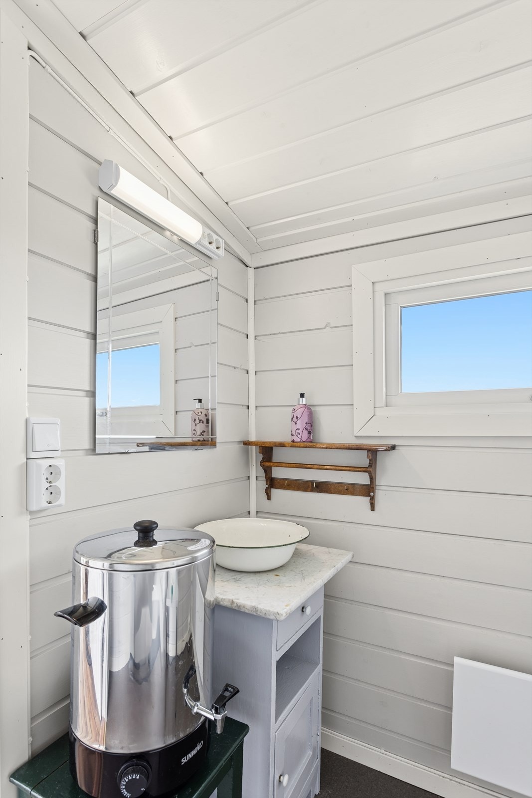 Bad med adkomst fra verandaen. Forbrenningstoalett ble montert i 2020. Galleribilde