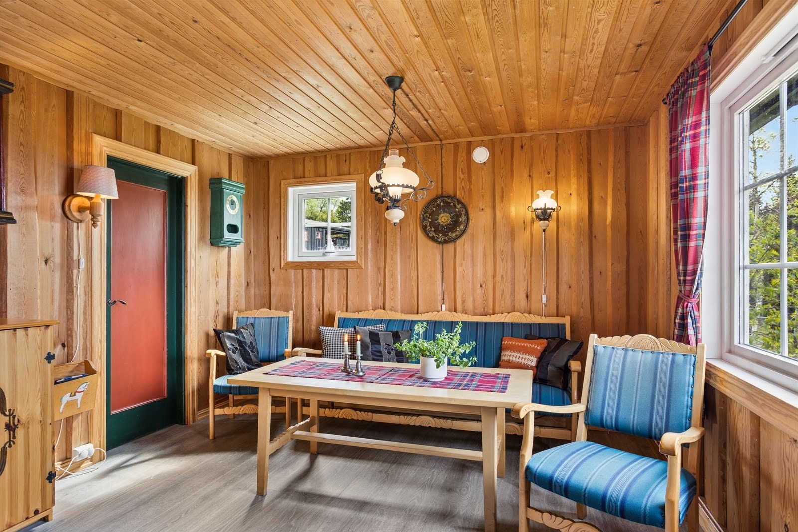 Stuen nyter godt av sørvendte vinduer som gir godt med dagslys og en nydelig utsikt mot flott kulturlandskap, åser og fjell. Galleribilde