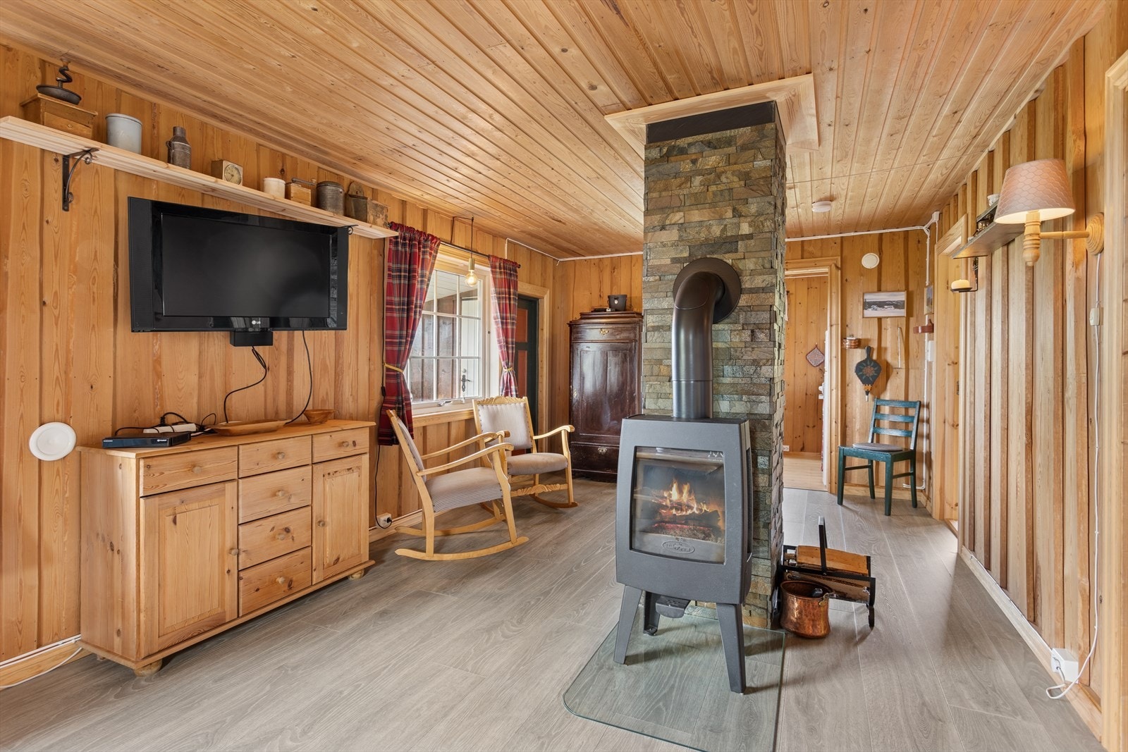 Stuen har rom for å møblere i flere soner. Galleribilde