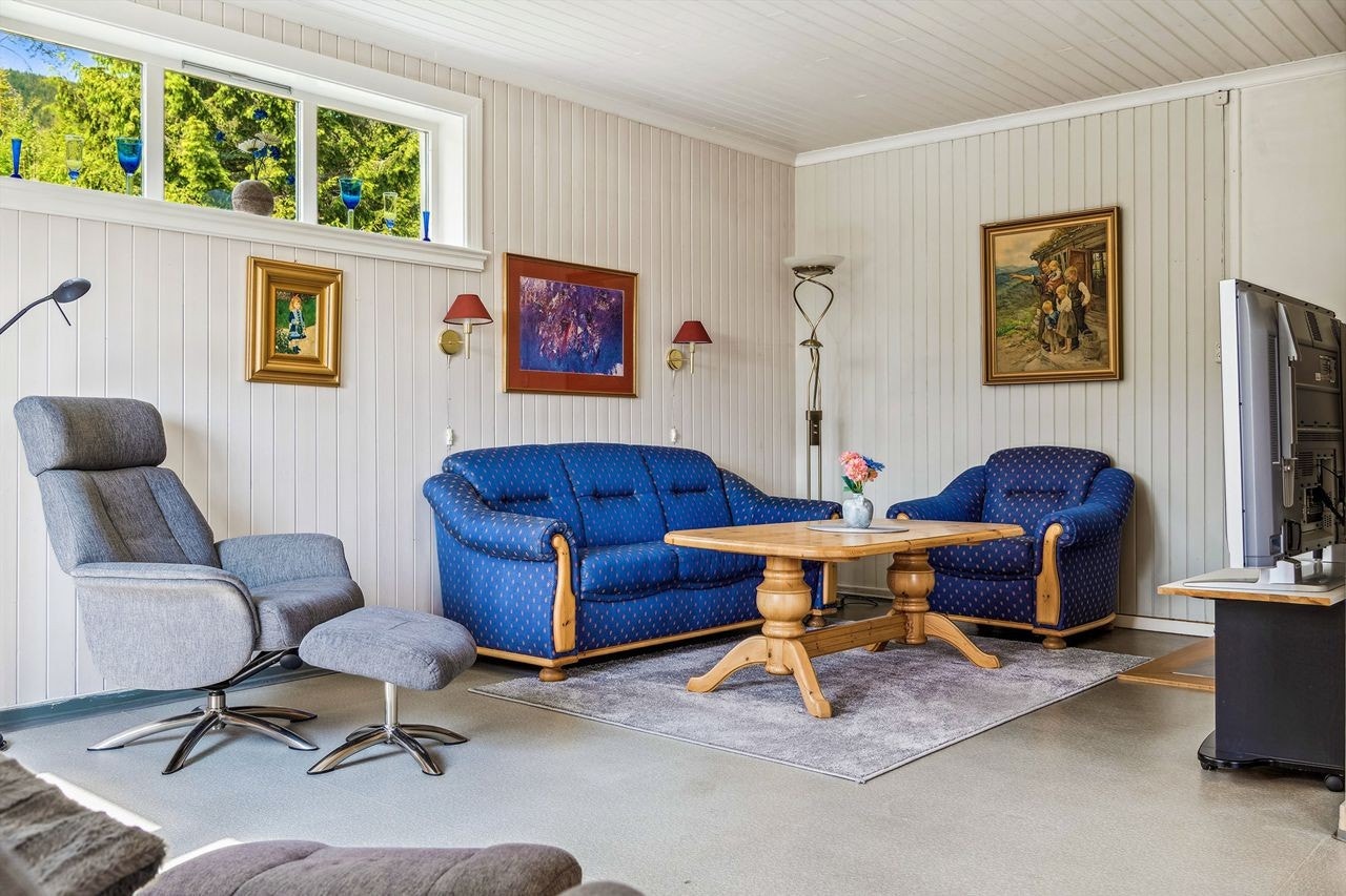 Stue med lyse vegger og gode møbleringsmuligheter for sofagruppe Galleribilde