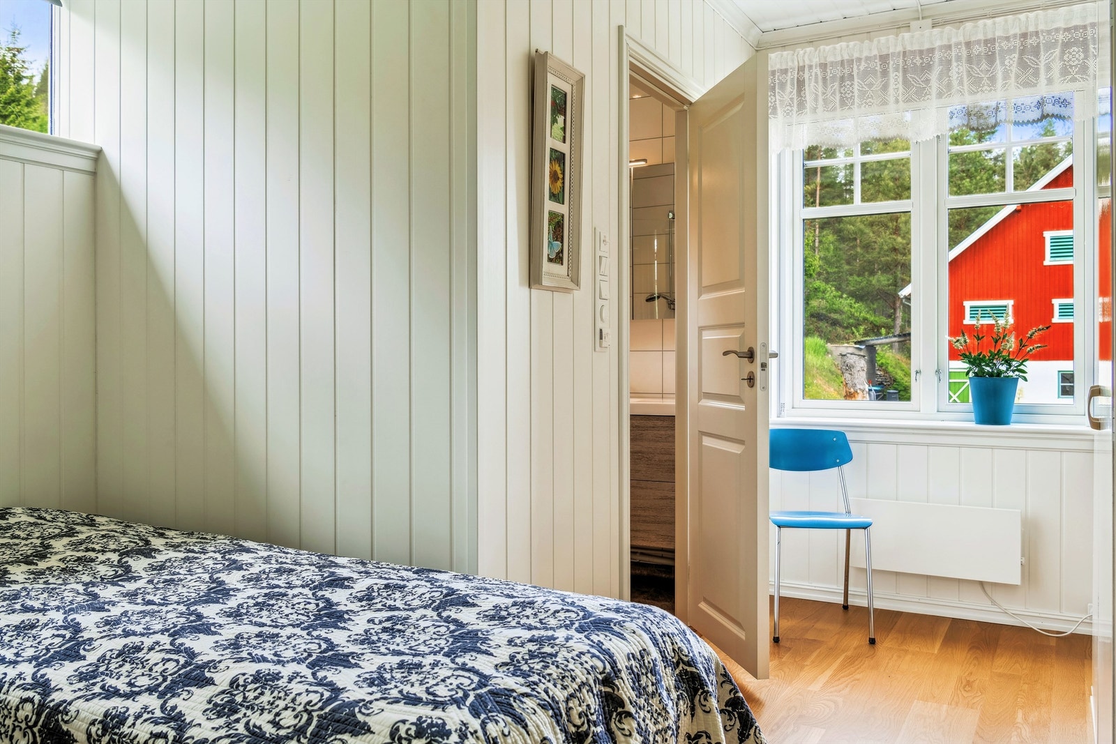 Soverommet i første etasje har panelvegger og direkte tilgang til badet. Galleribilde