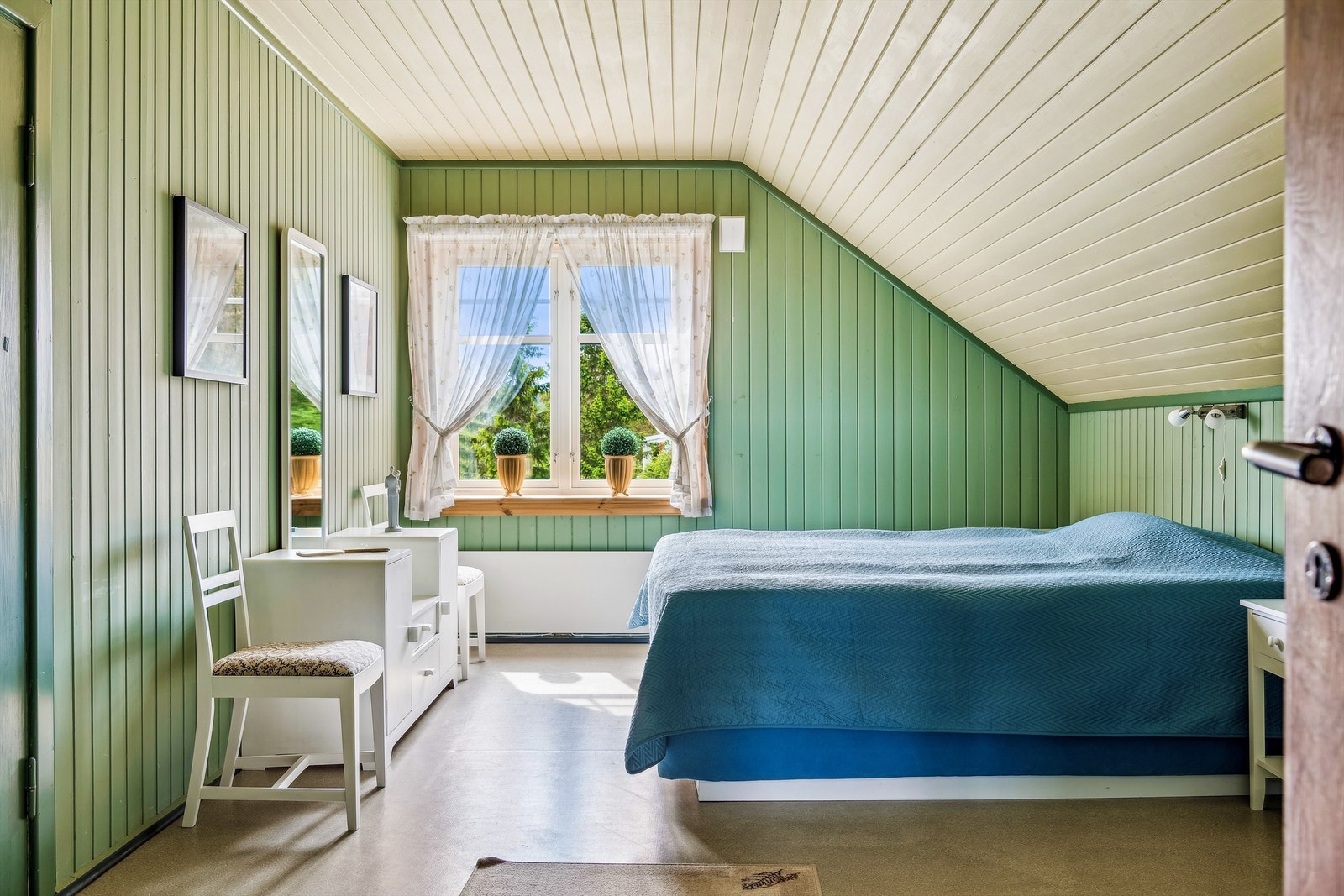 Soverom med skråtak og god plass til dobbeltseng, samt lune panelvegger. Galleribilde