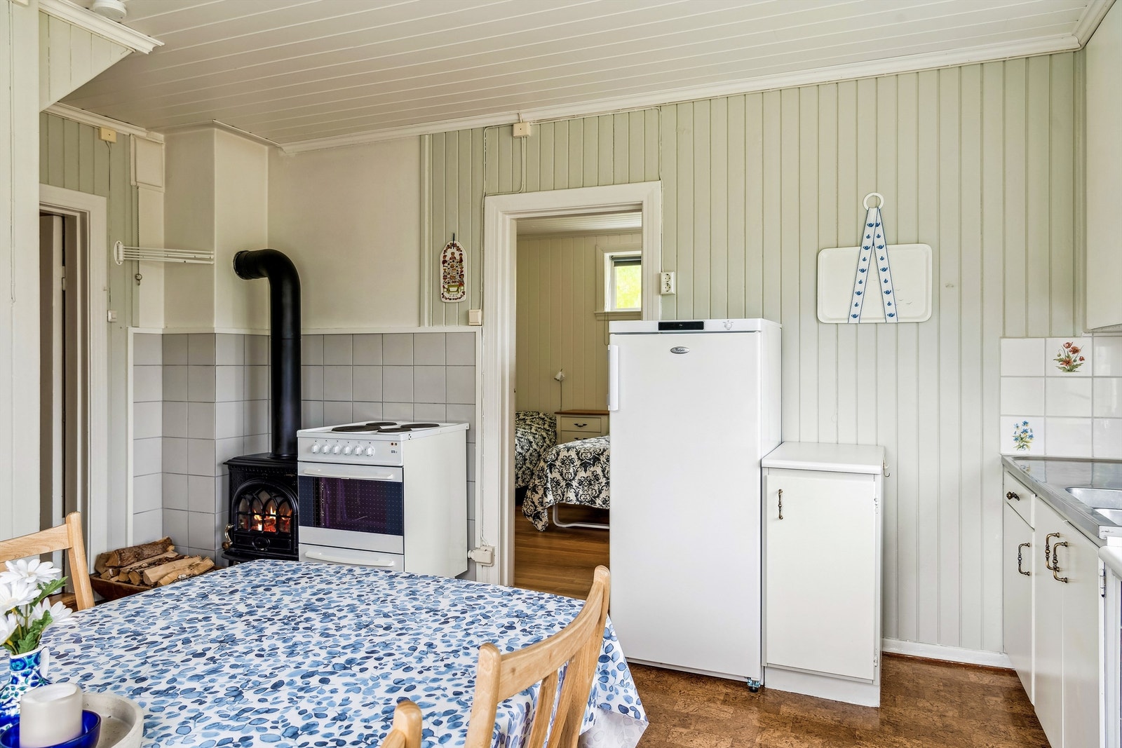 Eldre, funksjonelt kjøkken med vedovn og naturlig ventilasjon Galleribilde