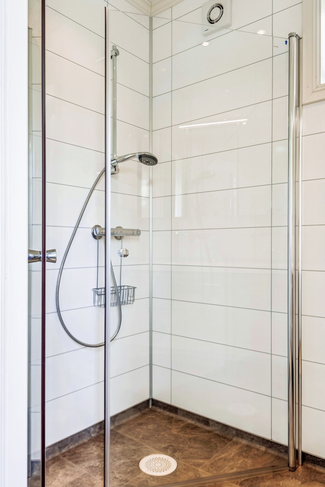 Dusjnisje med innfellbare glassdører Galleribilde