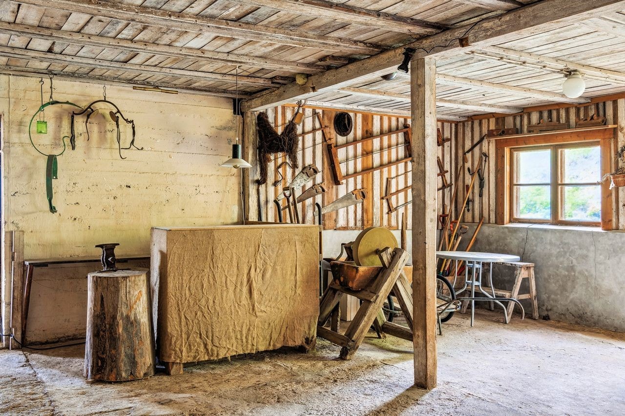 Fjøset byr på god plass for hobbyprosjekter, oppbevaring eller verksted Galleribilde