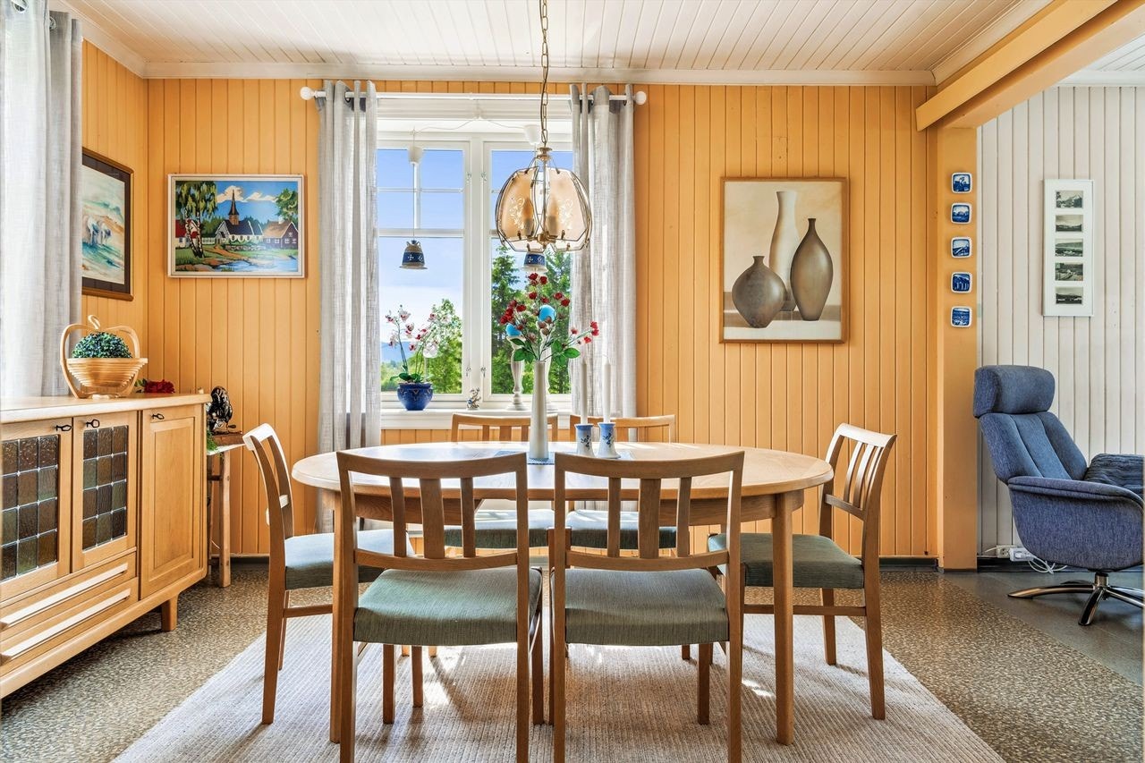 Lun spisestue med panelvegger og god plass for hyggelige familiemiddager. Galleribilde