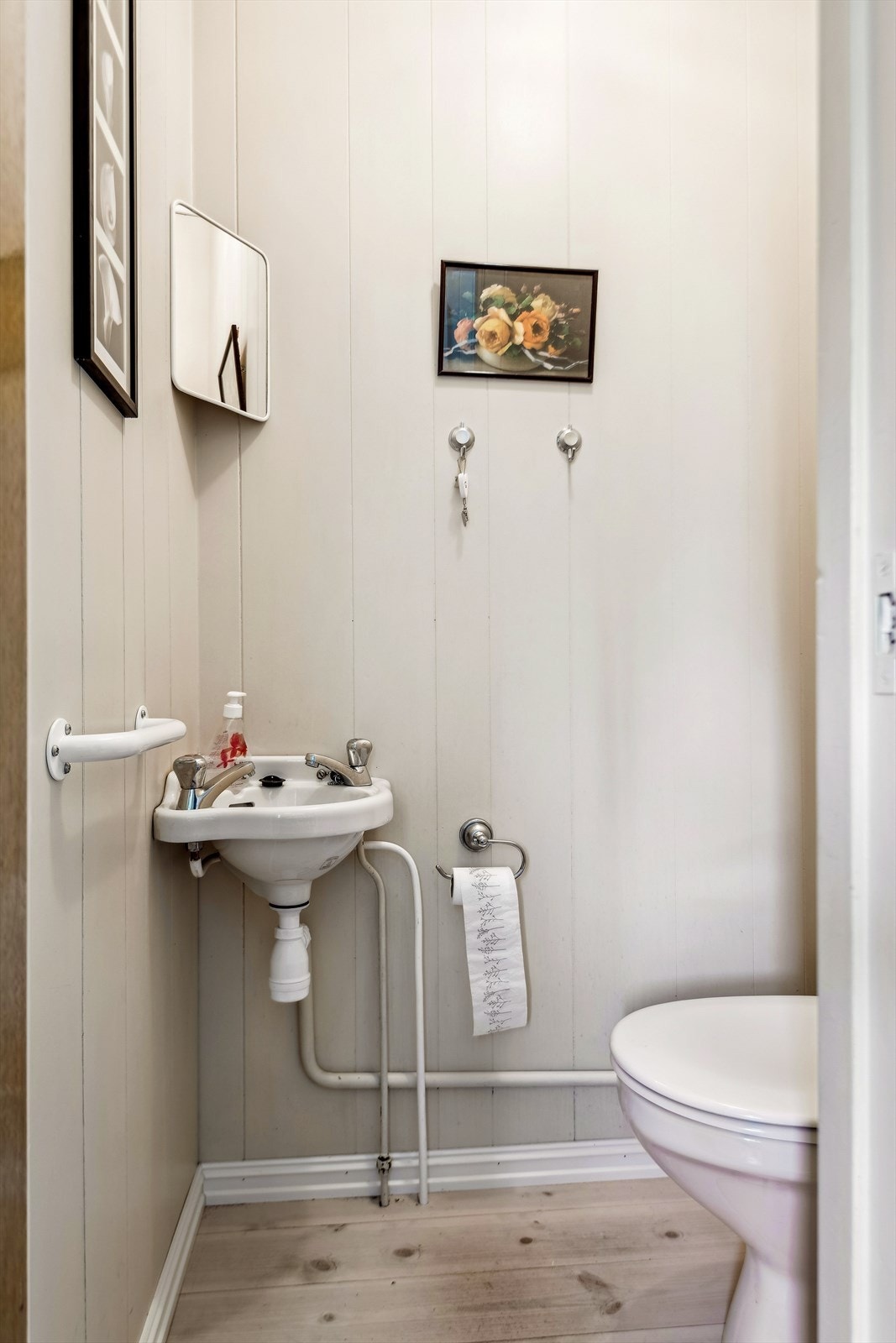 Separat toalettrom i første etasje med servant og praktisk stråleovn. Galleribilde