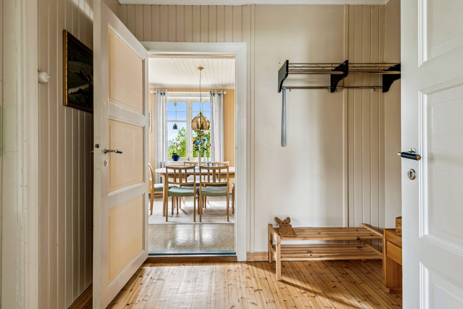 Praktisk vindfang gir et godt førsteinntrykk og har plass til garderobeløsning for yttertøy. Galleribilde