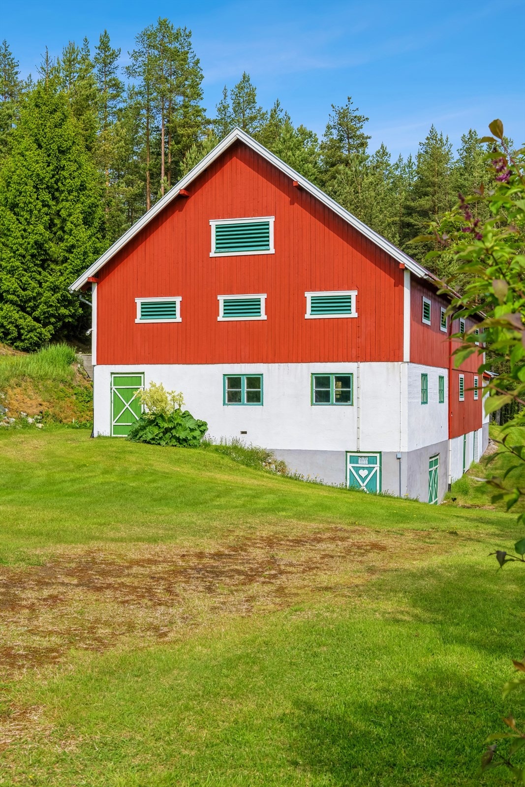 Frittstående fjøs med gode lagringsmuligheter og ekstra areal til eiendommen. Galleribilde