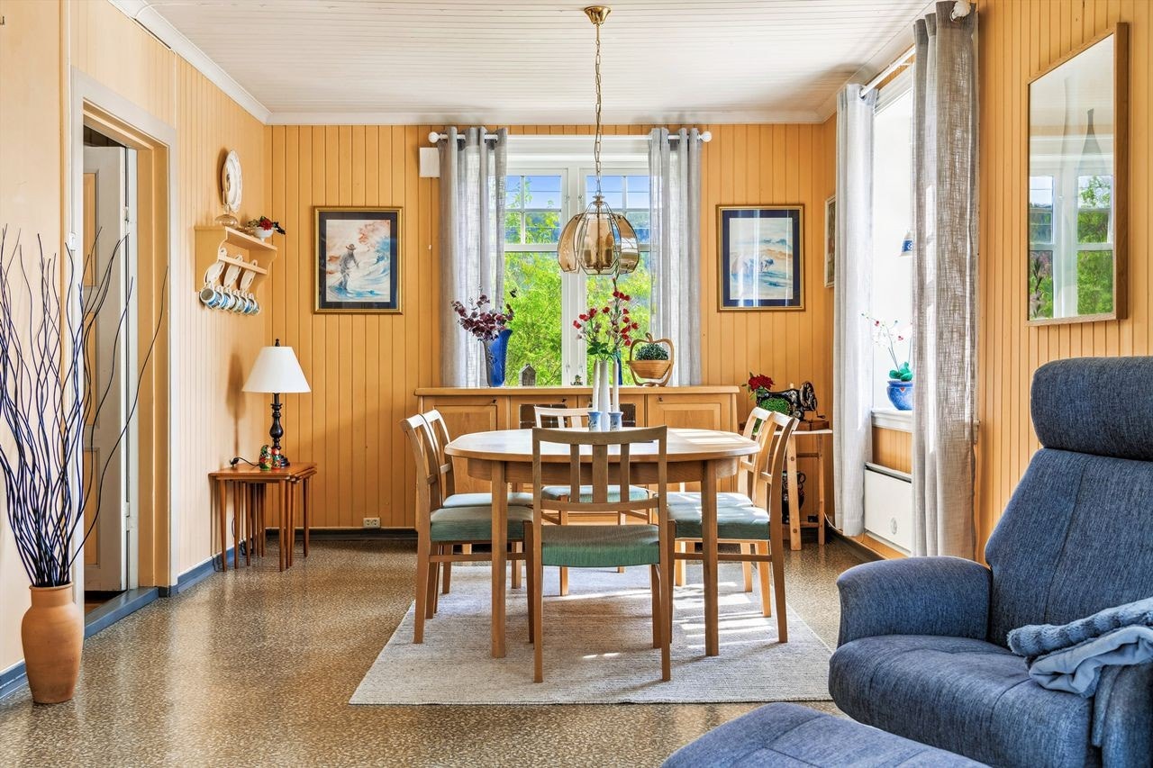 Spisestuen knytter seg til stue og kjøkken Galleribilde